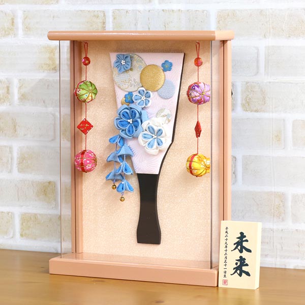 羽子板 美山 つまみ細工 羽子板 水色 壁掛け 額飾り パールピンク塗り 鞠二連つるし付き アクリルケース 詳細画像 美山 羽子板 つまみ細工 羽子板 水色 壁掛け 額飾り パールピンク塗り 鞠二連つるし付き アクリルケース 詳細画像