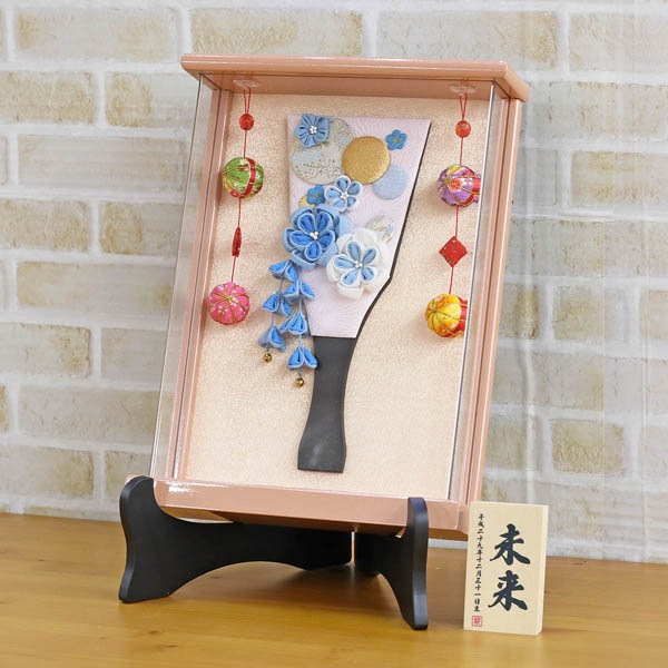 羽子板 美山 つまみ細工 羽子板 水色 壁掛け 額飾り パールピンク塗り 鞠二連つるし付き アクリルケース スタンドセット 詳細画像 美山 羽子板 つまみ細工 羽子板 水色 壁掛け 額飾り パールピンク塗り 鞠二連つるし付き アクリルケース スタンドセット 詳細画像