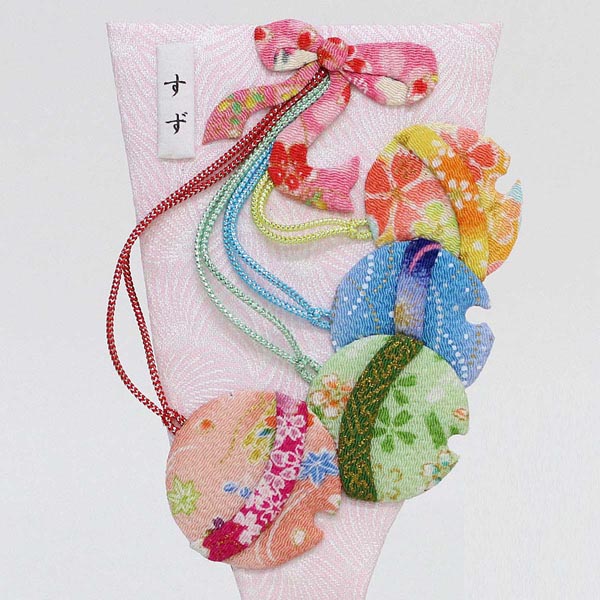 羽子板 守田 ちりめん細工 姫羽子板 すず パール白/ピンク塗り アクリルケース 詳細画像 守田 羽子板 ちりめん細工 姫羽子板 すず パール白/ピンク塗り アクリルケース 詳細画像