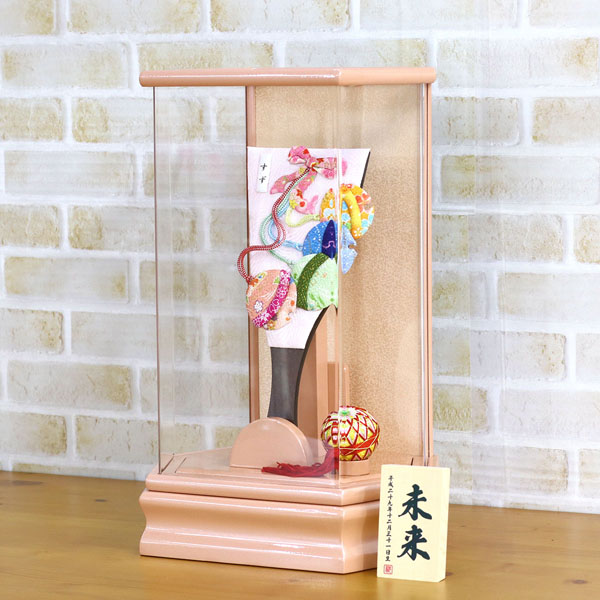 羽子板 守田 ちりめん細工 姫羽子板 すず パールピンク塗り 六角アクリルケース 詳細画像 守田 羽子板 ちりめん細工 姫羽子板 すず パールピンク塗り 六角アクリルケース 詳細画像