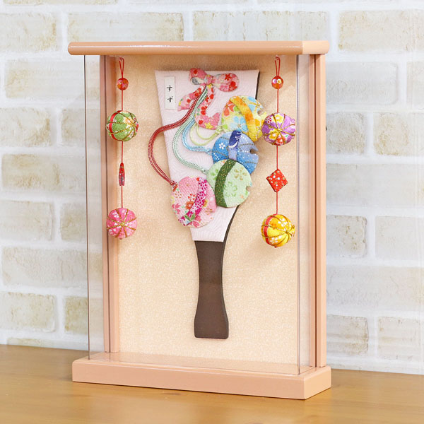 羽子板 守田 ちりめん細工 姫羽子板 すず 壁掛け 額飾り パールピンク塗り 鞠二連つるし付き アクリルケース 詳細画像 守田 羽子板 ちりめん細工 姫羽子板 すず 壁掛け 額飾り パールピンク塗り 鞠二連つるし付き アクリルケース 詳細画像