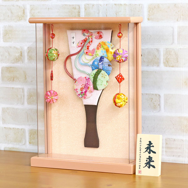 羽子板 守田 ちりめん細工 姫羽子板 すず 壁掛け 額飾り パールピンク塗り 鞠二連つるし付き アクリルケース 詳細画像 守田 羽子板 ちりめん細工 姫羽子板 すず 壁掛け 額飾り パールピンク塗り 鞠二連つるし付き アクリルケース 詳細画像