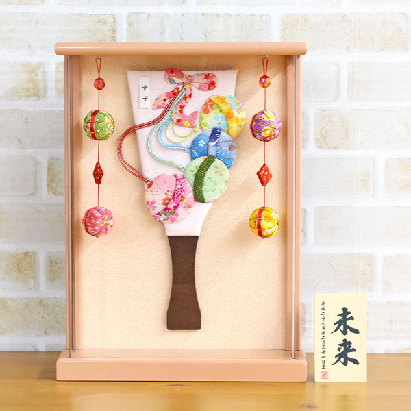 ちりめん細工 姫羽子板 すず 壁掛け 額飾り パールピンク塗り 鞠二連つるし付き アクリルケース