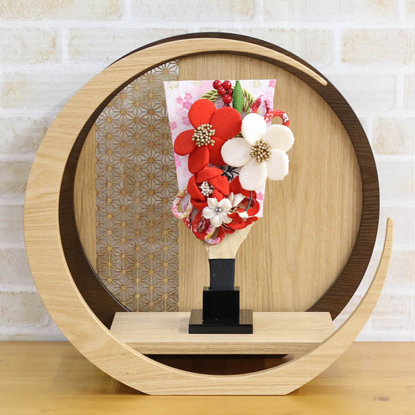 羽子板 守田 ちりめん細工髪飾り付き 透かし麻の葉模様 木製 円形 三日月形飾り台 (大) 詳細画像 守田 羽子板 ちりめん細工髪飾り付き 透かし麻の葉模様 木製 円形 三日月形飾り台 (大) 詳細画像