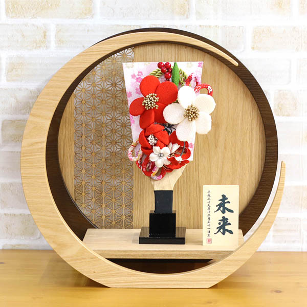 羽子板 守田 ちりめん細工髪飾り付き 透かし麻の葉模様 木製 円形 三日月形飾り台 (大) 詳細画像 守田 羽子板 ちりめん細工髪飾り付き 透かし麻の葉模様 木製 円形 三日月形飾り台 (大) 詳細画像