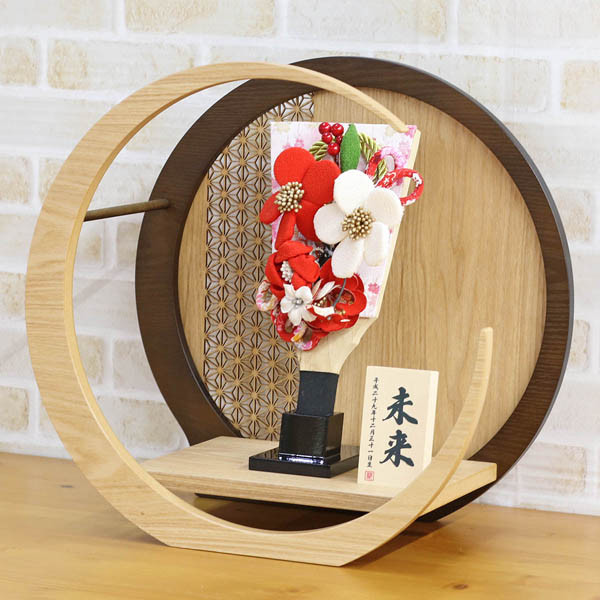 ちりめん細工髪飾り付き 透かし麻の葉模様 木製 円形 三日月形飾り台 (大)