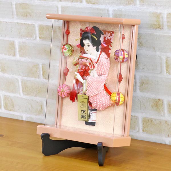 守田　 羽子板　壁掛け 額飾り 日和 正絹 パールピンク塗り 鞠二連つるし付き アクリルケース スタンド付き　詳細画像