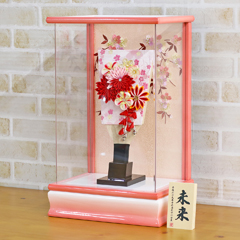 羽子板: つまみ細工 赤菊 3-57 髪飾り付き パール白/ピンク塗り アクリルケース 【342026】