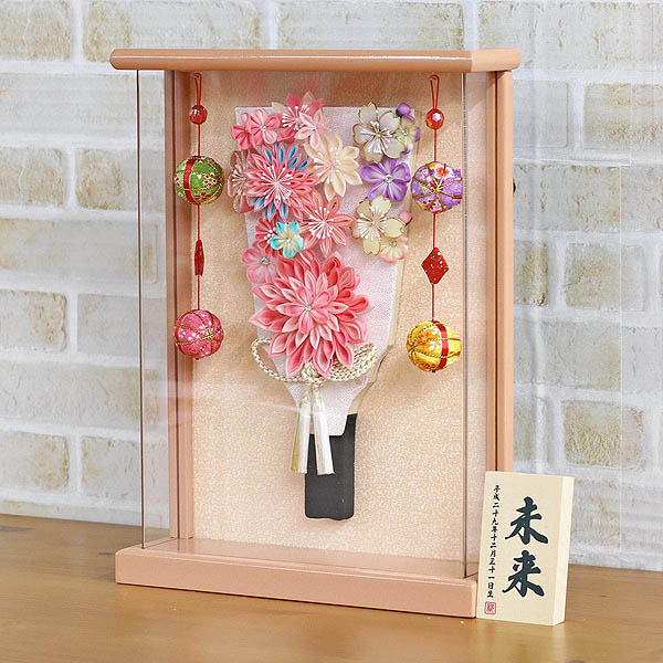 羽子板 守田 つまみ細工 羽子板 ピンク 壁掛け 額飾り パールピンク塗り 鞠二連つるし付き アクリルケース 詳細画像 守田 羽子板 つまみ細工 羽子板 ピンク 壁掛け 額飾り パールピンク塗り 鞠二連つるし付き アクリルケース 詳細画像