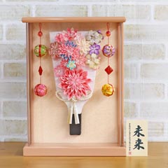 羽子板: つまみ細工 羽子板 ピンク 壁掛け 額飾り パールピンク塗り 鞠二連つるし付き アクリルケース