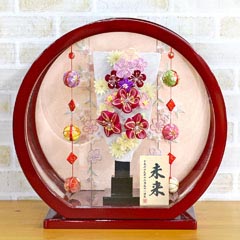 羽子板: つまみ細工 羽子板 ホワイト 白檀塗り 鞠三連つるし付き 円形 丸型アクリルケース