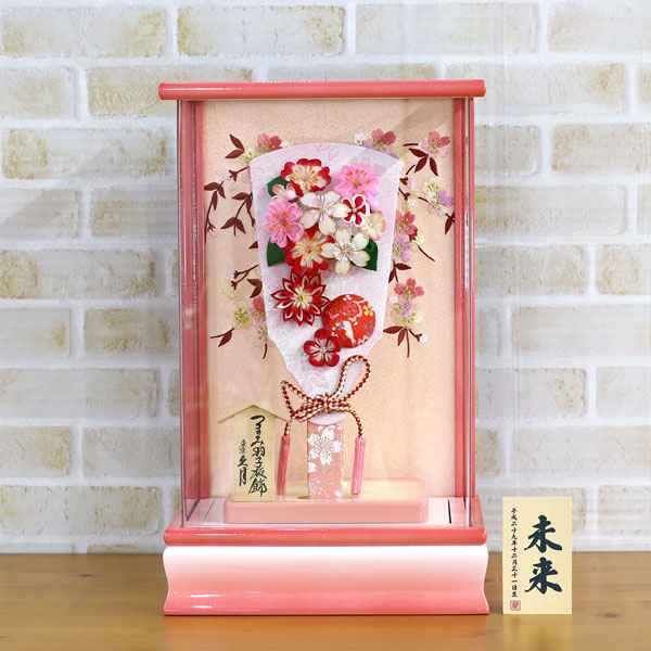 羽子板 久月 つまみ細工 桃赤 20227-1 パール白/ピンク塗り アクリルケース 詳細画像 久月 羽子板 つまみ細工 桃赤 20227-1 パール白/ピンク塗り アクリルケース 詳細画像