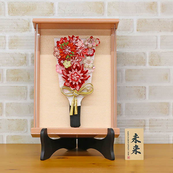 守田　 羽子板　つまみ細工 羽子板 赤 壁掛け 額飾り パールピンク塗り アクリルケース スタンドセット　詳細画像