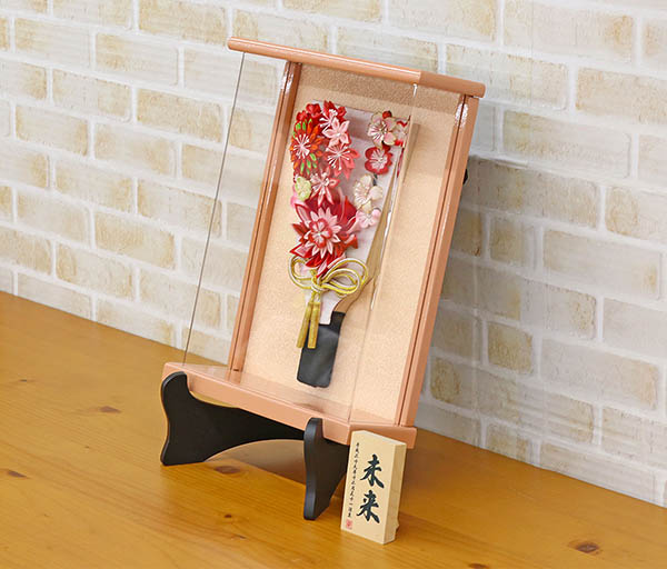 守田　 羽子板　つまみ細工 羽子板 赤 壁掛け 額飾り パールピンク塗り アクリルケース スタンドセット　詳細画像