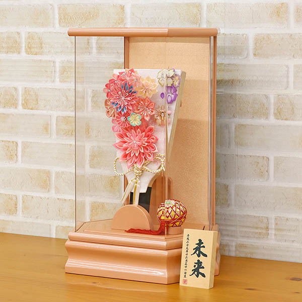 羽子板 守田 つまみ細工 羽子板 ピンク パールピンク塗り 六角アクリルケース 詳細画像 守田 羽子板 つまみ細工 羽子板 ピンク パールピンク塗り 六角アクリルケース 詳細画像
