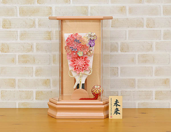 羽子板 守田 つまみ細工 羽子板 ピンク パールピンク塗り 六角アクリルケース 詳細画像 守田 羽子板 つまみ細工 羽子板 ピンク パールピンク塗り 六角アクリルケース 詳細画像