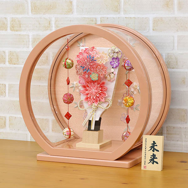 守田　 羽子板　つまみ細工 羽子板 ピンク パールピンク塗り 鞠三連つるし付き 円形 丸型アクリルケース　詳細画像