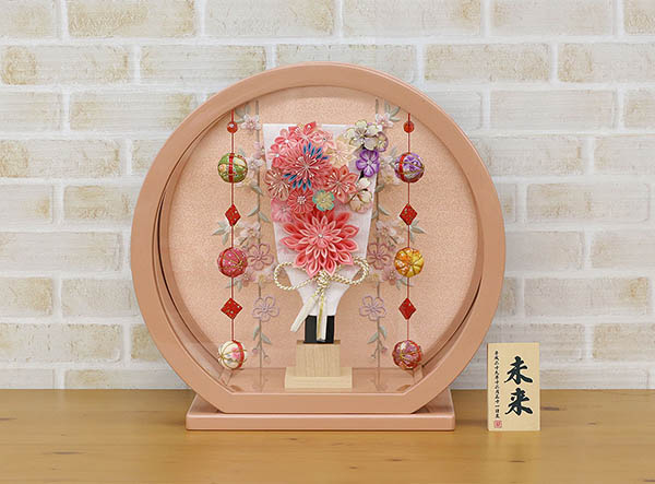 守田　 羽子板　つまみ細工 羽子板 ピンク パールピンク塗り 鞠三連つるし付き 円形 丸型アクリルケース　詳細画像