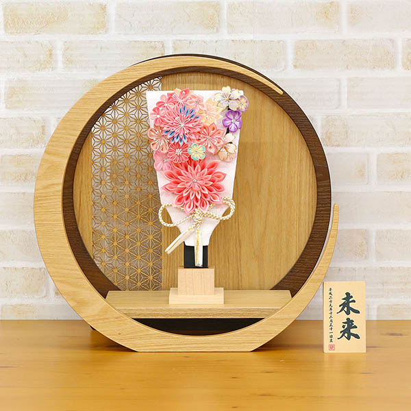 守田　 羽子板　つまみ細工 羽子板 ピンク 透かし麻の葉模様 木製 円形 三日月形飾り台 (大)　詳細画像