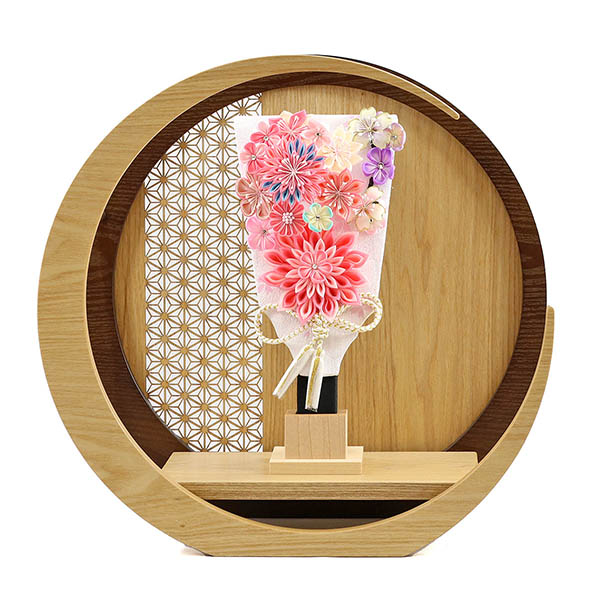 つまみ細工 羽子板 ピンク 透かし麻の葉模様 木製 円形 三日月形飾り台 (大)
