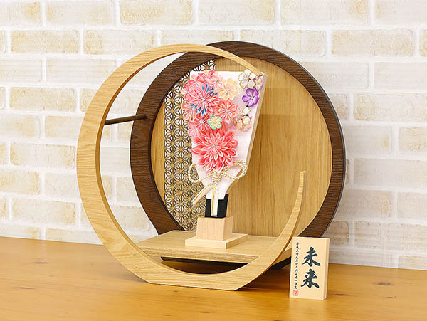 守田　 羽子板　つまみ細工 羽子板 ピンク 透かし麻の葉模様 木製 円形 三日月形飾り台 (大)　詳細画像