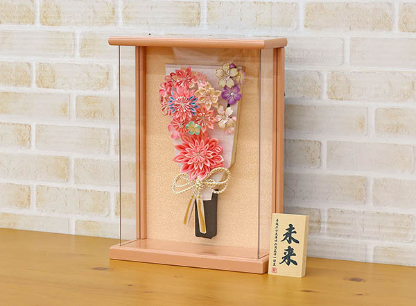 羽子板 守田 つまみ細工 羽子板 ピンク 壁掛け 額飾り パールピンク塗り アクリルケース 詳細画像 守田 羽子板 つまみ細工 羽子板 ピンク 壁掛け 額飾り パールピンク塗り アクリルケース 詳細画像