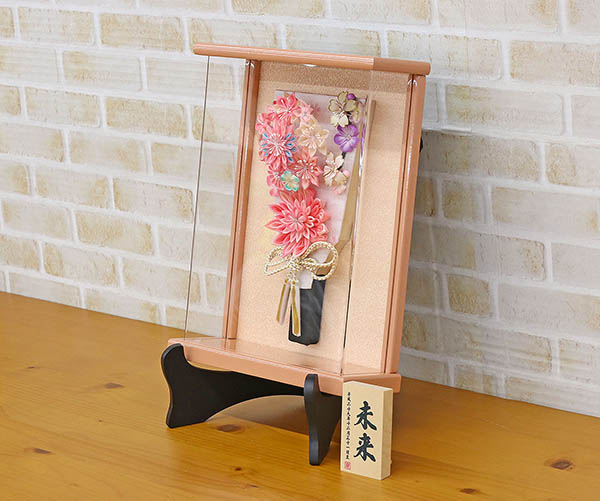 羽子板 守田 つまみ細工 羽子板 ピンク 壁掛け 額飾り パールピンク塗り アクリルケース スタンドセット 詳細画像 守田 羽子板 つまみ細工 羽子板 ピンク 壁掛け 額飾り パールピンク塗り アクリルケース スタンドセット 詳細画像