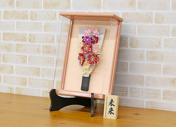 羽子板 守田 つまみ細工 羽子板 ホワイト 壁掛け 額飾り パールピンク塗り アクリルケース スタンドセット 詳細画像 守田 羽子板 つまみ細工 羽子板 ホワイト 壁掛け 額飾り パールピンク塗り アクリルケース スタンドセット 詳細画像