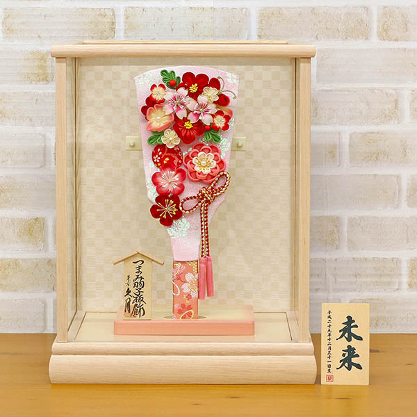 羽子板 久月 つまみ細工 羽子板 桃赤花 ホワイトオーク材 市松文様バック ガラスケース 詳細画像 久月 羽子板 つまみ細工 羽子板 桃赤花 ホワイトオーク材 市松文様バック ガラスケース 詳細画像