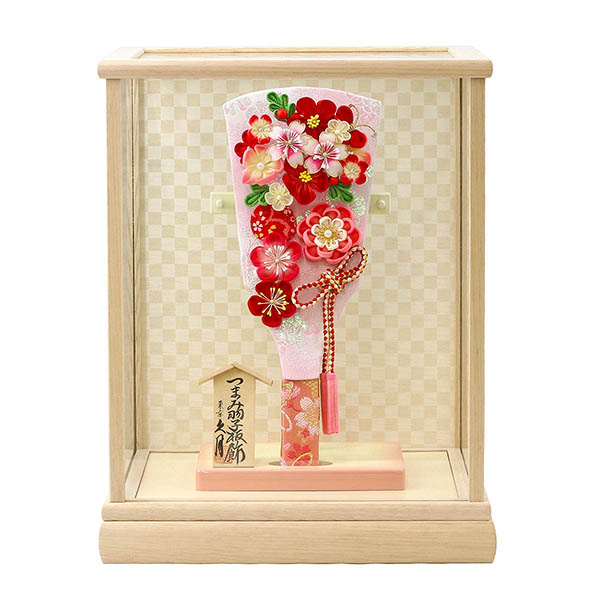 つまみ細工 羽子板 桃赤花 ホワイトオーク材 市松文様バック ガラスケース