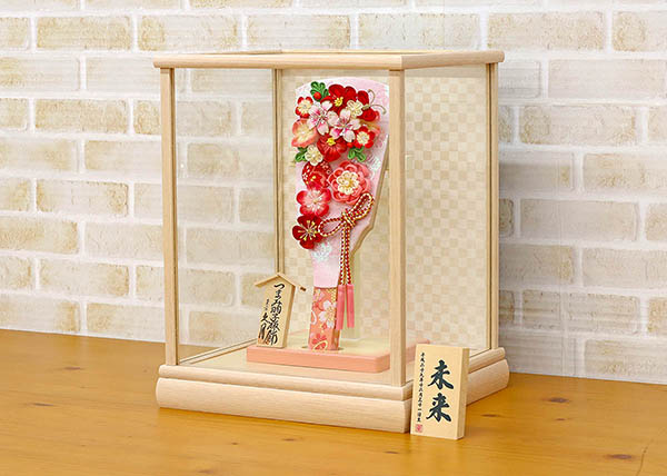 羽子板 久月 つまみ細工 羽子板 桃赤花 ホワイトオーク材 市松文様バック ガラスケース 詳細画像 久月 羽子板 つまみ細工 羽子板 桃赤花 ホワイトオーク材 市松文様バック ガラスケース 詳細画像