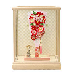 羽子板: つまみ細工 羽子板 桃赤花 ホワイトオーク材 市松文様バック ガラスケース