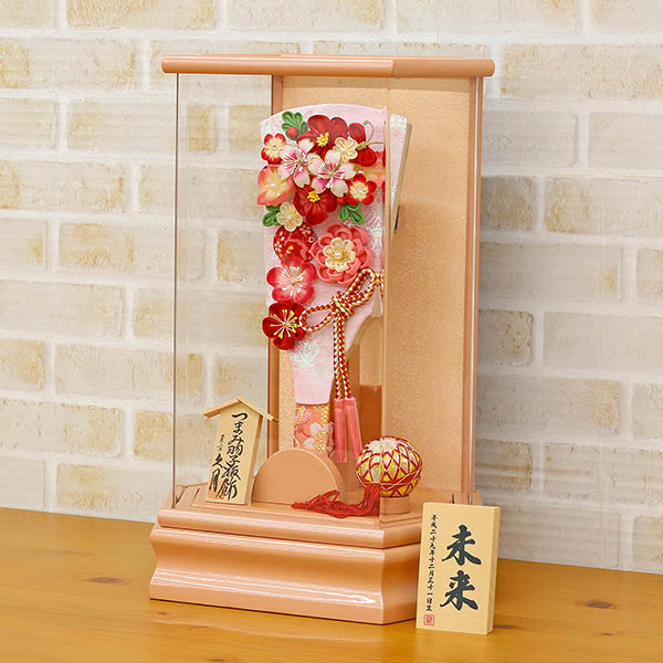 羽子板 久月 つまみ細工 羽子板 桃赤花 パールピンク塗り 六角アクリルケース 詳細画像 久月 羽子板 つまみ細工 羽子板 桃赤花 パールピンク塗り 六角アクリルケース 詳細画像