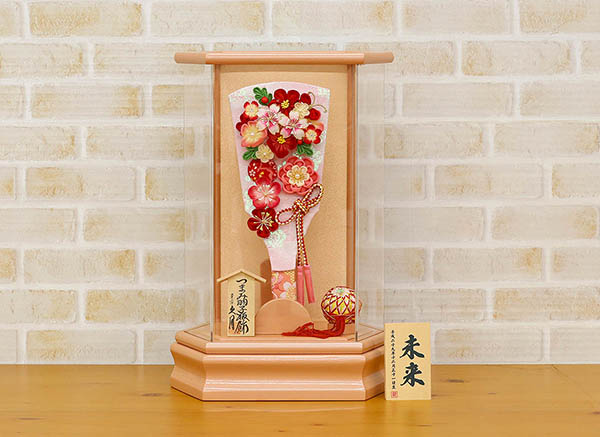 羽子板 久月 つまみ細工 羽子板 桃赤花 パールピンク塗り 六角アクリルケース 詳細画像 久月 羽子板 つまみ細工 羽子板 桃赤花 パールピンク塗り 六角アクリルケース 詳細画像