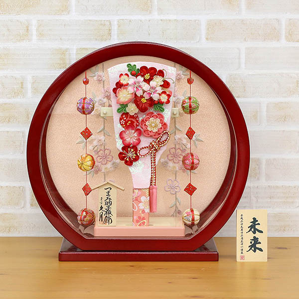 羽子板 久月 つまみ細工 羽子板 桃赤花 白檀塗り 鞠三連つるし付き 円形 丸型アクリルケース 詳細画像 久月 羽子板 つまみ細工 羽子板 桃赤花 白檀塗り 鞠三連つるし付き 円形 丸型アクリルケース 詳細画像