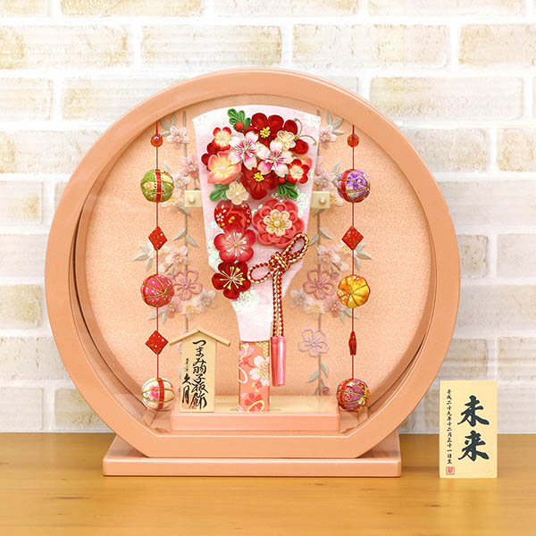 羽子板 久月 つまみ細工 羽子板 桃赤花 パールピンク塗り 鞠三連つるし付き 円形 丸型アクリルケース 詳細画像 久月 羽子板 つまみ細工 羽子板 桃赤花 パールピンク塗り 鞠三連つるし付き 円形 丸型アクリルケース 詳細画像