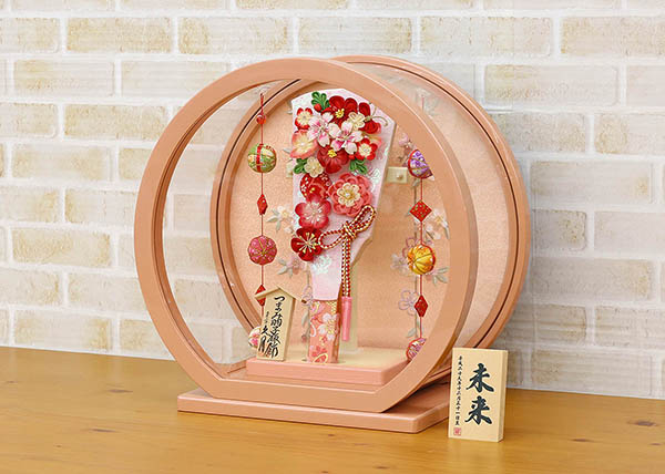 羽子板 久月 つまみ細工 羽子板 桃赤花 パールピンク塗り 鞠三連つるし付き 円形 丸型アクリルケース 詳細画像 久月 羽子板 つまみ細工 羽子板 桃赤花 パールピンク塗り 鞠三連つるし付き 円形 丸型アクリルケース 詳細画像