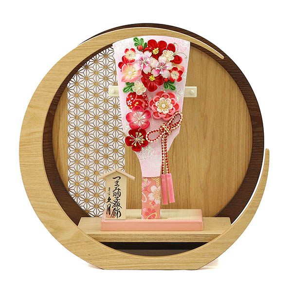 つまみ細工 羽子板 桃赤花 透かし麻の葉模様 木製 円形 三日月形飾り台 (大)
