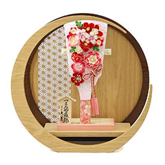 羽子板: つまみ細工 羽子板 桃赤花 透かし麻の葉模様 木製 円形 三日月形飾り台 (大)