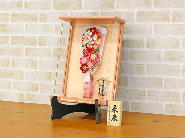 久月　 羽子板　つまみ細工 羽子板 桃赤花 壁掛け 額飾り パールピンク塗り アクリルケース スタンドセット　詳細画像