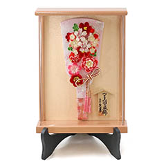 羽子板: つまみ細工 羽子板 桃赤花 壁掛け 額飾り パールピンク塗り アクリルケース スタンドセット