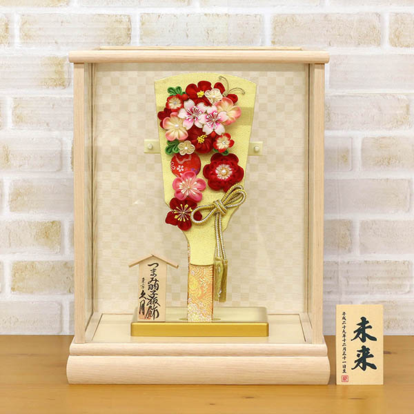 羽子板 久月 つまみ細工 羽子板 金赤花 ホワイトオーク材 市松文様バック ガラスケース 詳細画像 久月 羽子板 つまみ細工 羽子板 金赤花 ホワイトオーク材 市松文様バック ガラスケース 詳細画像