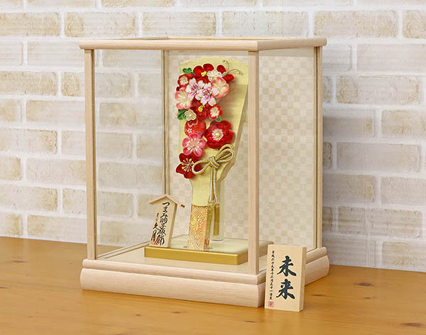 羽子板 久月 つまみ細工 羽子板 金赤花 ホワイトオーク材 市松文様バック ガラスケース 詳細画像 久月 羽子板 つまみ細工 羽子板 金赤花 ホワイトオーク材 市松文様バック ガラスケース 詳細画像