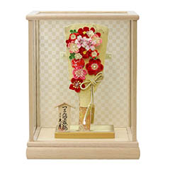 羽子板: つまみ細工 羽子板 金赤花 ホワイトオーク材 市松文様バック ガラスケース