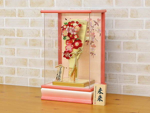 久月　 羽子板　つまみ細工 羽子板 金赤花 パール白/ピンク塗り アクリルケース　詳細画像