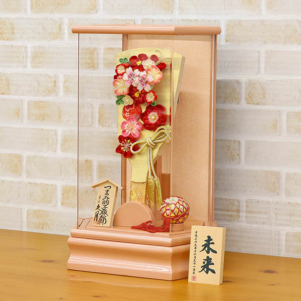 羽子板 久月 つまみ細工 羽子板 金赤花 パールピンク塗り 六角アクリルケース 詳細画像 久月 羽子板 つまみ細工 羽子板 金赤花 パールピンク塗り 六角アクリルケース 詳細画像