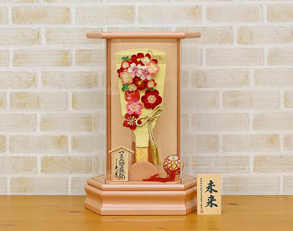 羽子板 久月 つまみ細工 羽子板 金赤花 パールピンク塗り 六角アクリルケース 詳細画像 久月 羽子板 つまみ細工 羽子板 金赤花 パールピンク塗り 六角アクリルケース 詳細画像