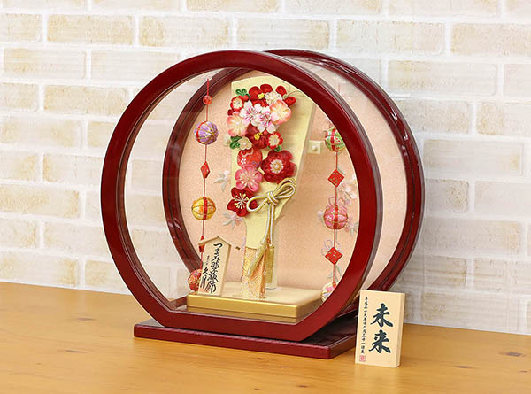 羽子板 久月 つまみ細工 羽子板 金赤花 白檀塗り 鞠三連つるし付き 円形 丸型アクリルケース 詳細画像 久月 羽子板 つまみ細工 羽子板 金赤花 白檀塗り 鞠三連つるし付き 円形 丸型アクリルケース 詳細画像