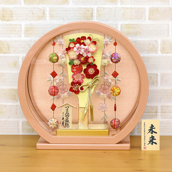 羽子板 久月 つまみ細工 羽子板 金赤花 パールピンク塗り 鞠三連つるし付き 円形 丸型アクリルケース 詳細画像 久月 羽子板 つまみ細工 羽子板 金赤花 パールピンク塗り 鞠三連つるし付き 円形 丸型アクリルケース 詳細画像
