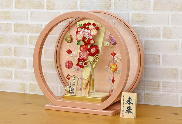 羽子板 久月 つまみ細工 羽子板 金赤花 パールピンク塗り 鞠三連つるし付き 円形 丸型アクリルケース 詳細画像 久月 羽子板 つまみ細工 羽子板 金赤花 パールピンク塗り 鞠三連つるし付き 円形 丸型アクリルケース 詳細画像